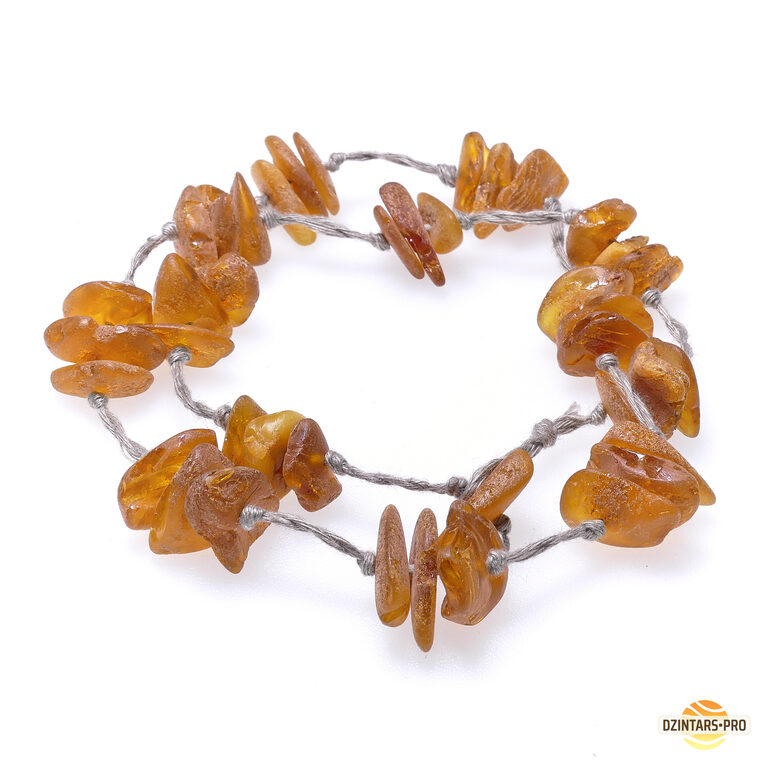 Sieviešu krelles veselībai no dzintara un lina diega